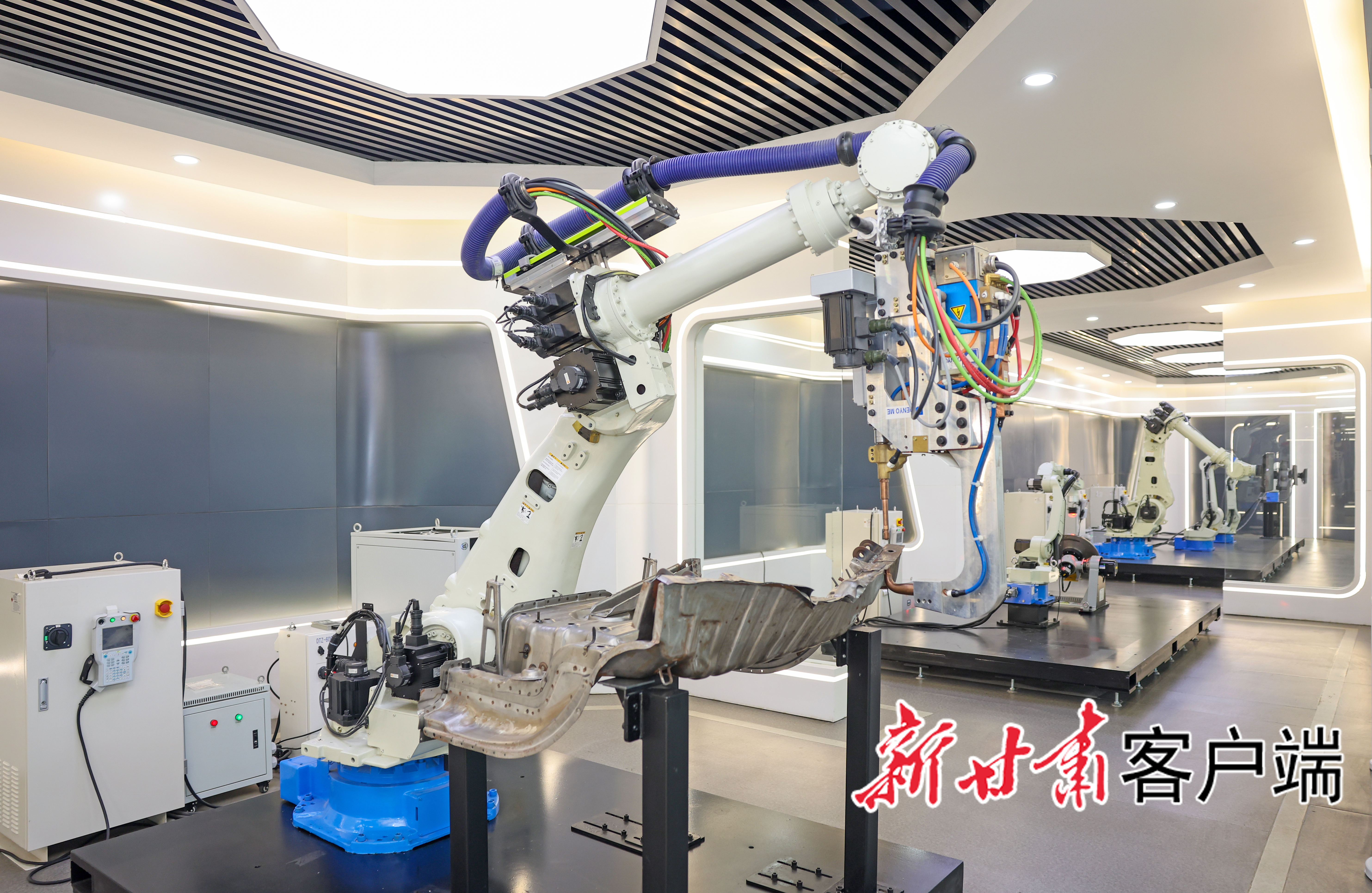 甘肃长风电子科技有限责任公司机器人车间展示的多用途智能机械臂产品　新甘肃&middot;甘肃日报记者　冯乐凯