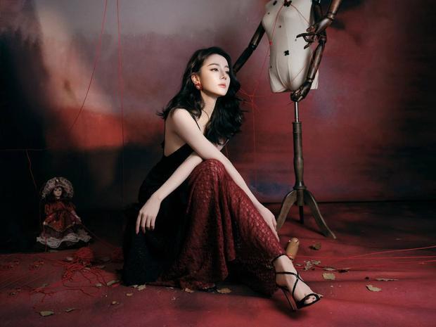 迪丽热巴拍摄写真大片。