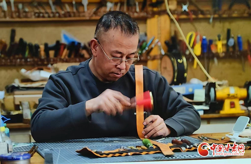 皮雕制作工序繁复，选皮、雕刻、染色等每一步都考验着匠人的功力。