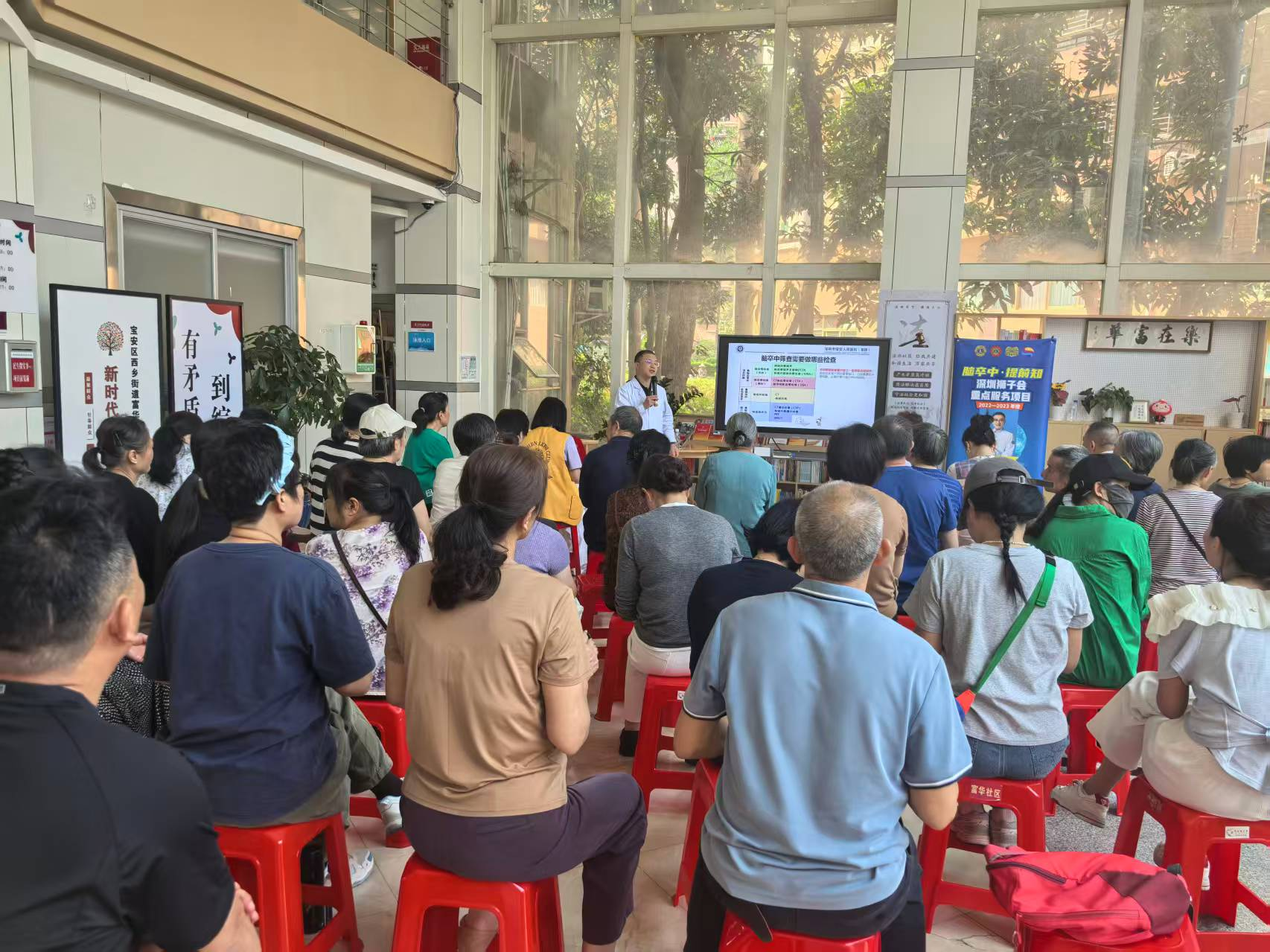 江医生给社区居民普及脑卒中预防知识