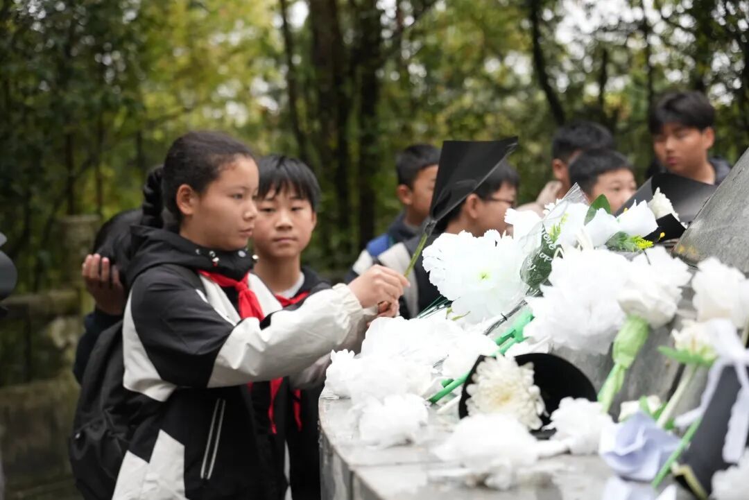 少先队员向革命先烈敬献白花,寄托哀思.jpg