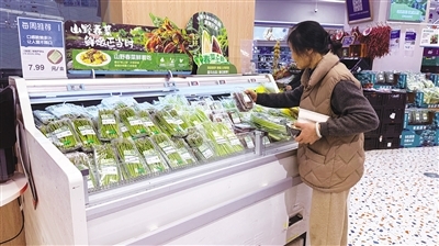 市民正在选购“春日美味”