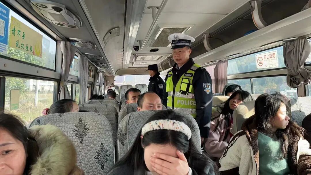 大年初二，在万载县一处春运检查站，交所联合登记检查重点车辆，提醒回娘家的女儿女婿注意行车安全，不超员超速，不酒驾醉驾！ (1).jpg