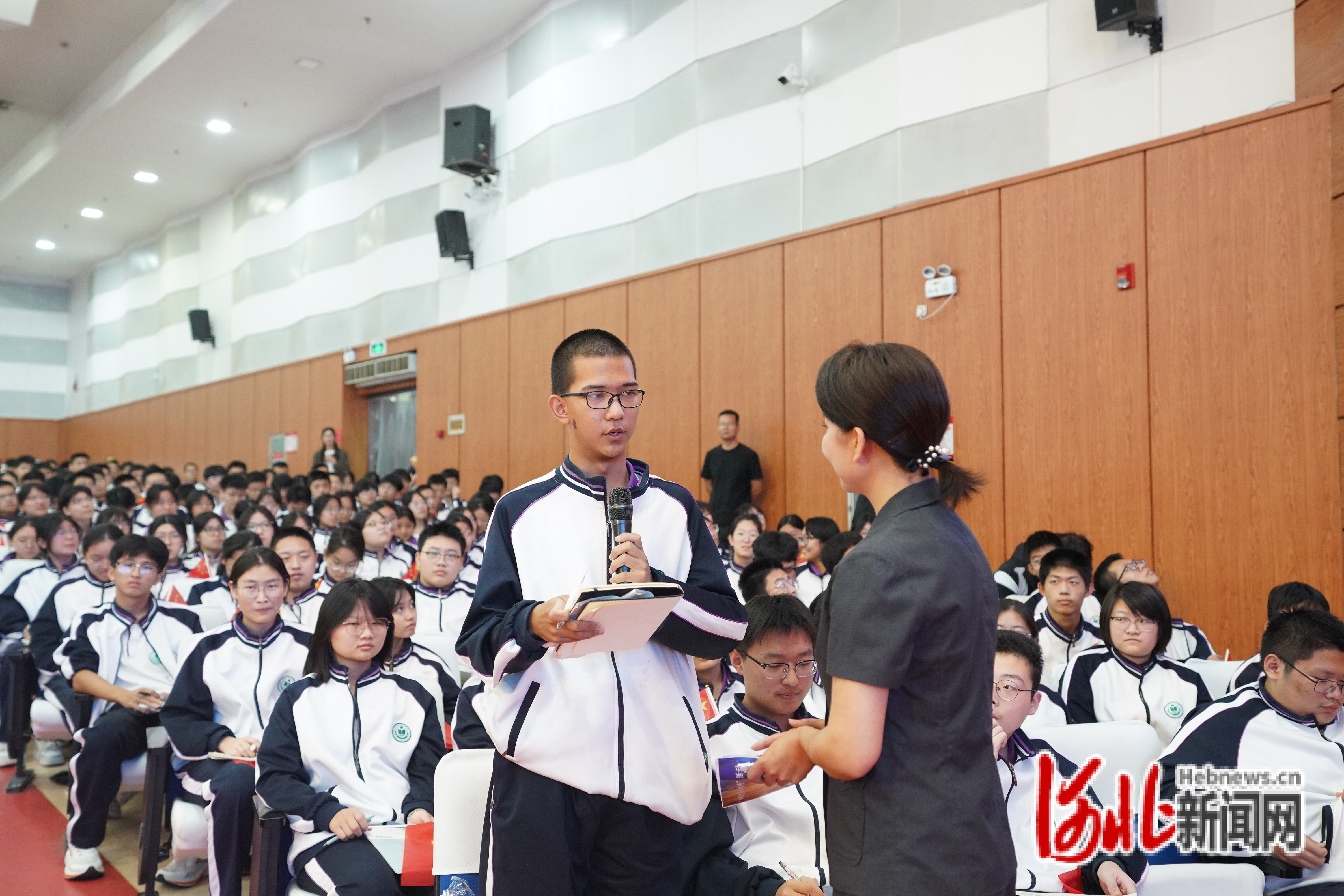 2025年中国女法官协会“巾帼普法乡村行”活动走进衡水中学。图为学生与主持人互动。