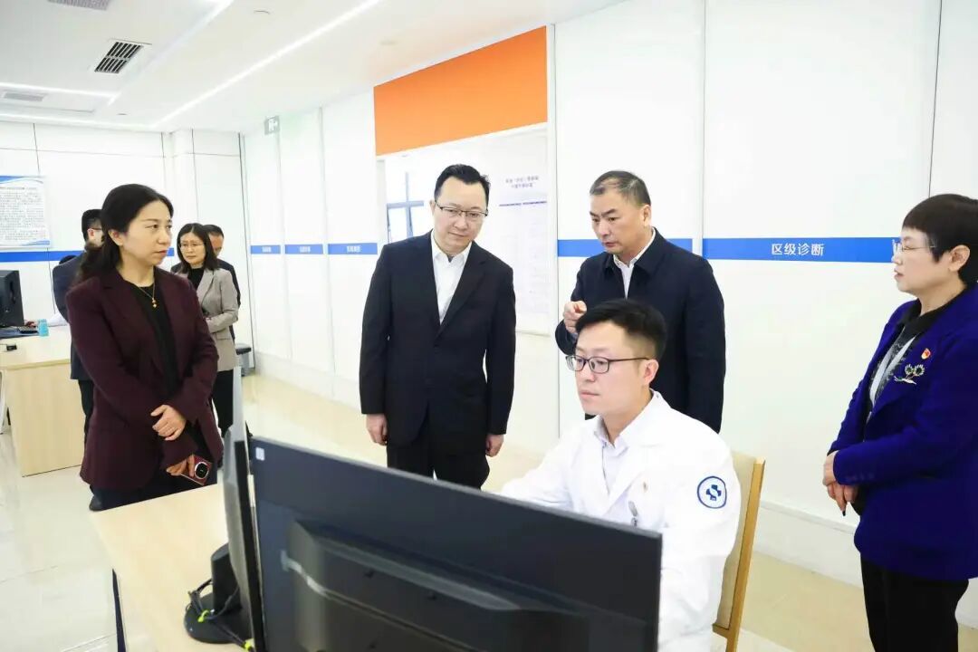 祁美文在沙坪坝区医共体管理中心详细了解医共体一体化服务管理、数智化平台运行情况。文胜/摄