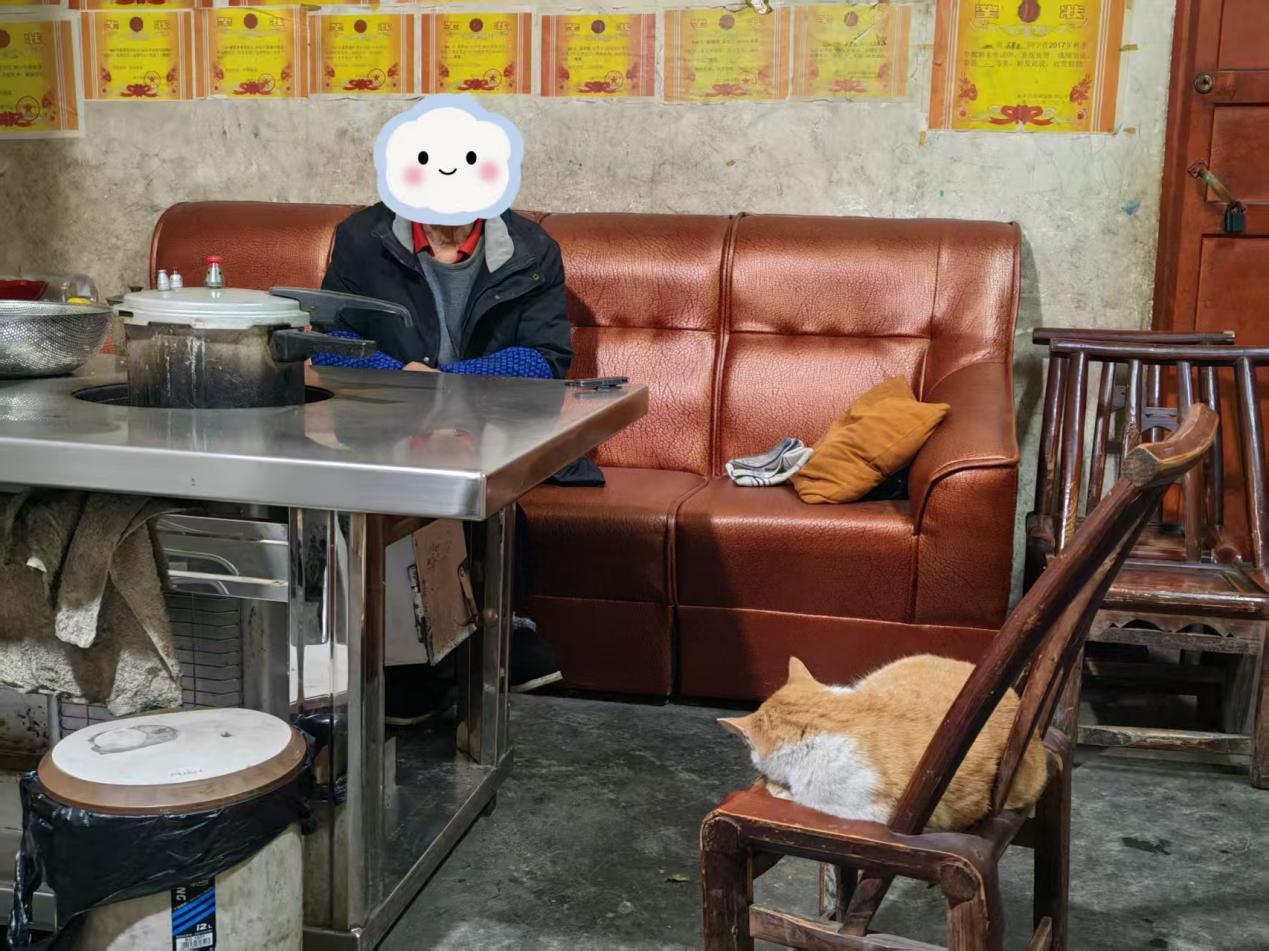赵来福吃完晚饭。凤凰网《风暴眼》摄