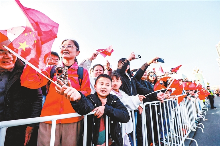 市民们加油助威。(九江日报记者 张驰 摄)