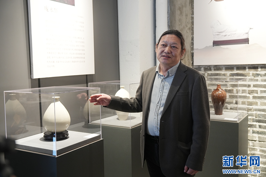 中国工艺美术大师庞永辉向观众介绍参展定瓷作品。毛鹤然 摄