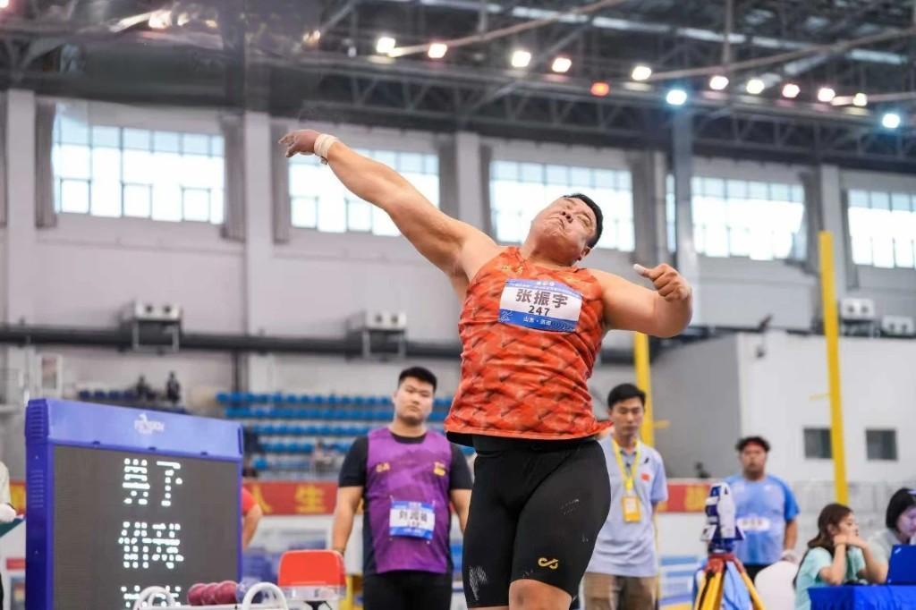 张振宇在男子铅球比赛中让人眼前一亮