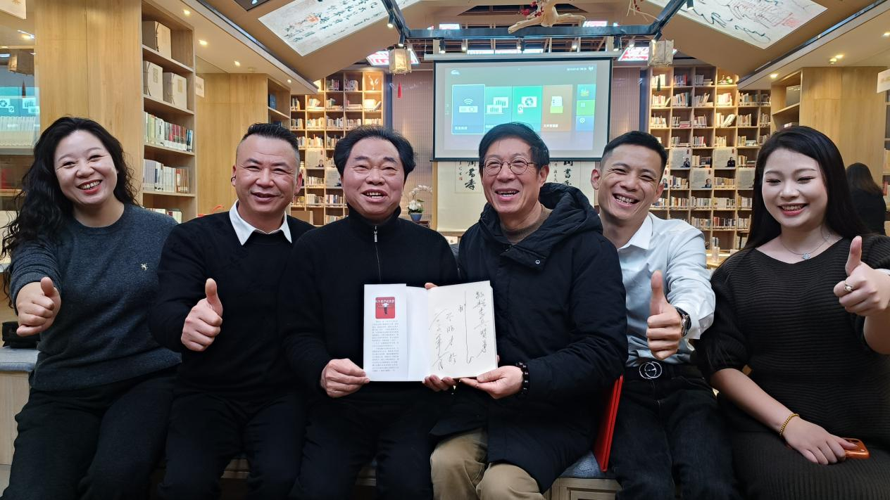 图为：中国“金话筒”奖获得者、湖南卫视著名主持人李兵（右3）等嘉宾与作者合影留念