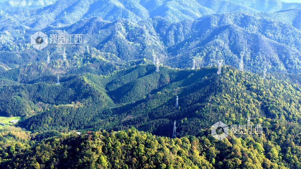 2026年4月1日，江西省吉安市峡江县福民乡境内“西电东送”特高压通道工程伫立在群山之巅，与青山、绿植相映成景，勾勒出一幅美丽的自然生态画卷。