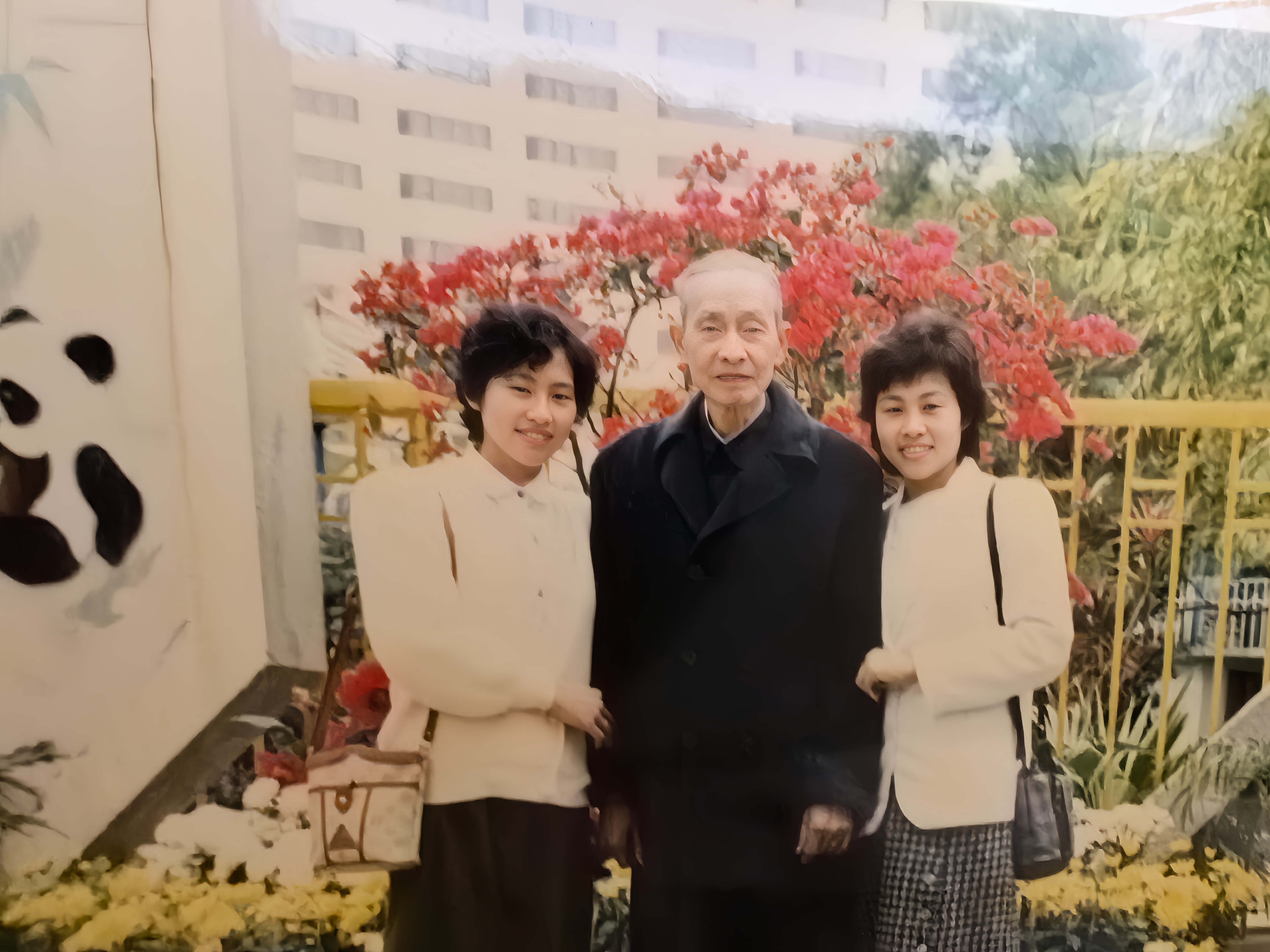 吴铮先生与两个女儿,右为吴小冰,左为吴小莲。
