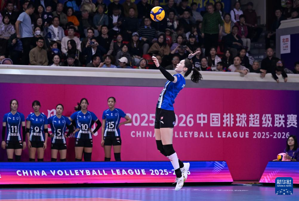 3月31日，上海光明优倍队球员许晓婷在比赛中发球。