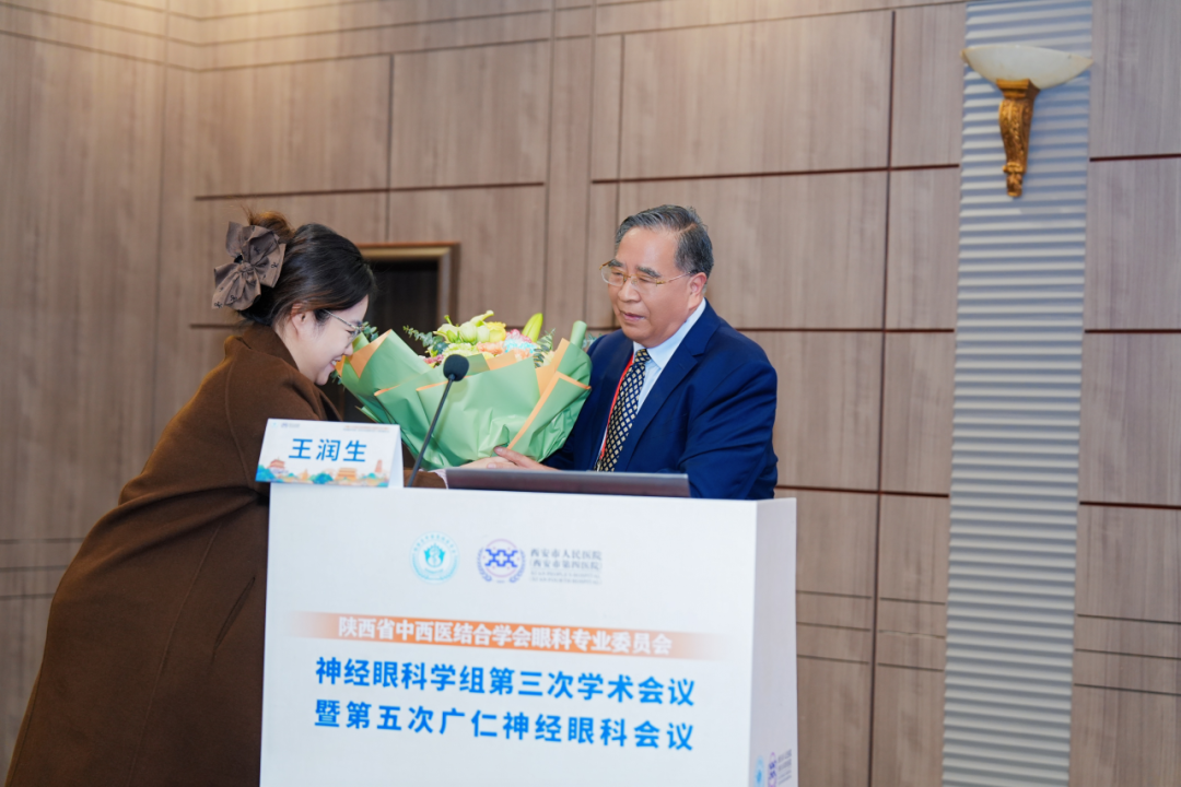 王潤生教授從醫55周年，青年醫生代表向王潤生教授獻花