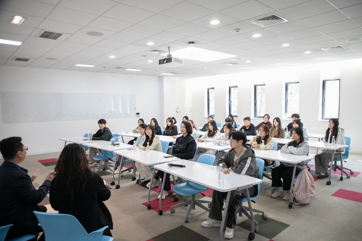 （图六）专家组与学生座谈交流现场