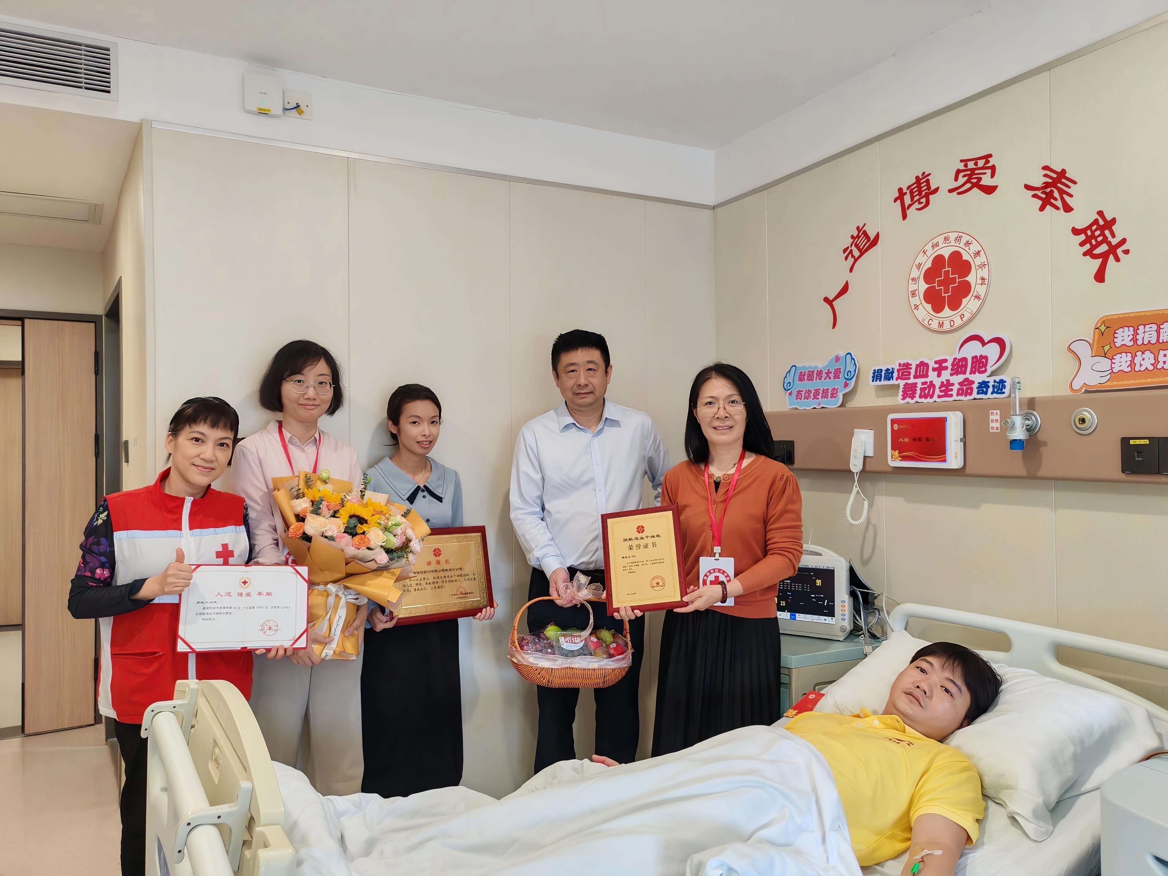 图：中国人寿和珠海红十字会相关人员看望廖晓乐