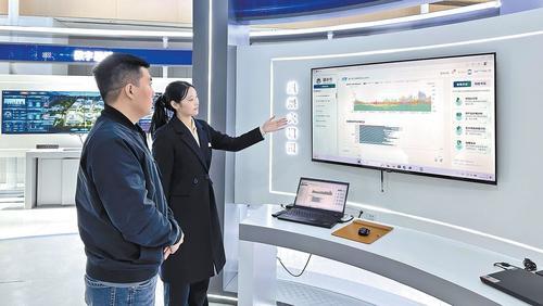 近日，位于雄安新区的中国电信智慧城市产业园内，工作人员演示“雄小农”AI农业大模型。本报记者 郝东伟摄