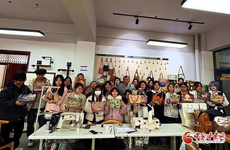 不同年龄段的学生近距离接触、感受皮雕的魅力。