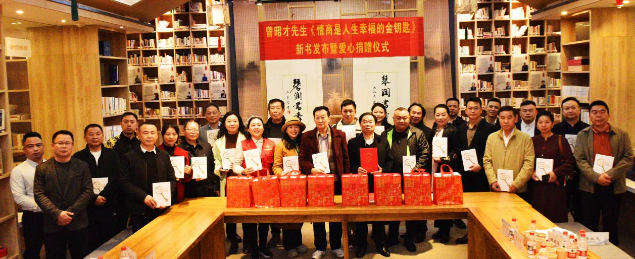 图为：爱心捐赠现场合影留念