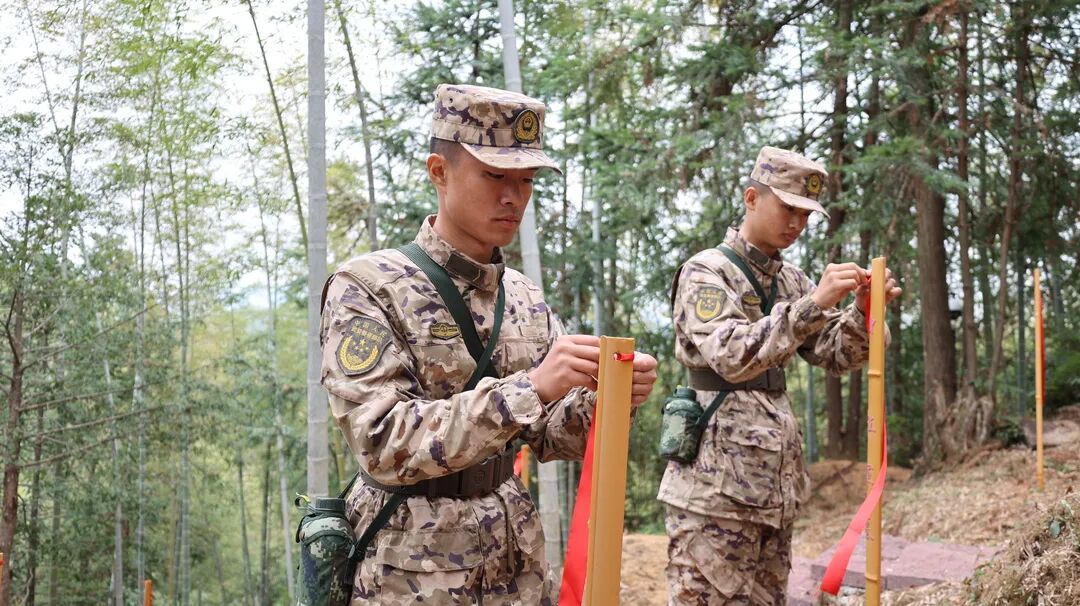中国人民武装警察部队福建省总队南平支队的武警官兵为无名烈士墓更换红飘带