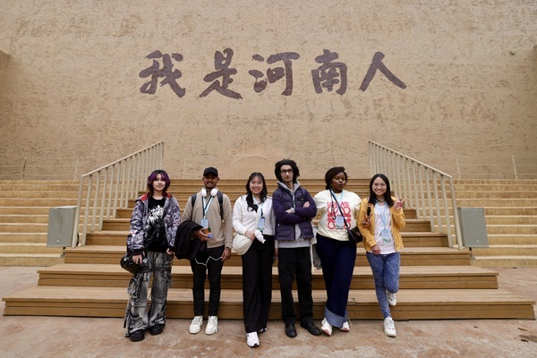 留学生代表走进“只有河南&middot;戏剧幻城”。（图片来源：大河网）