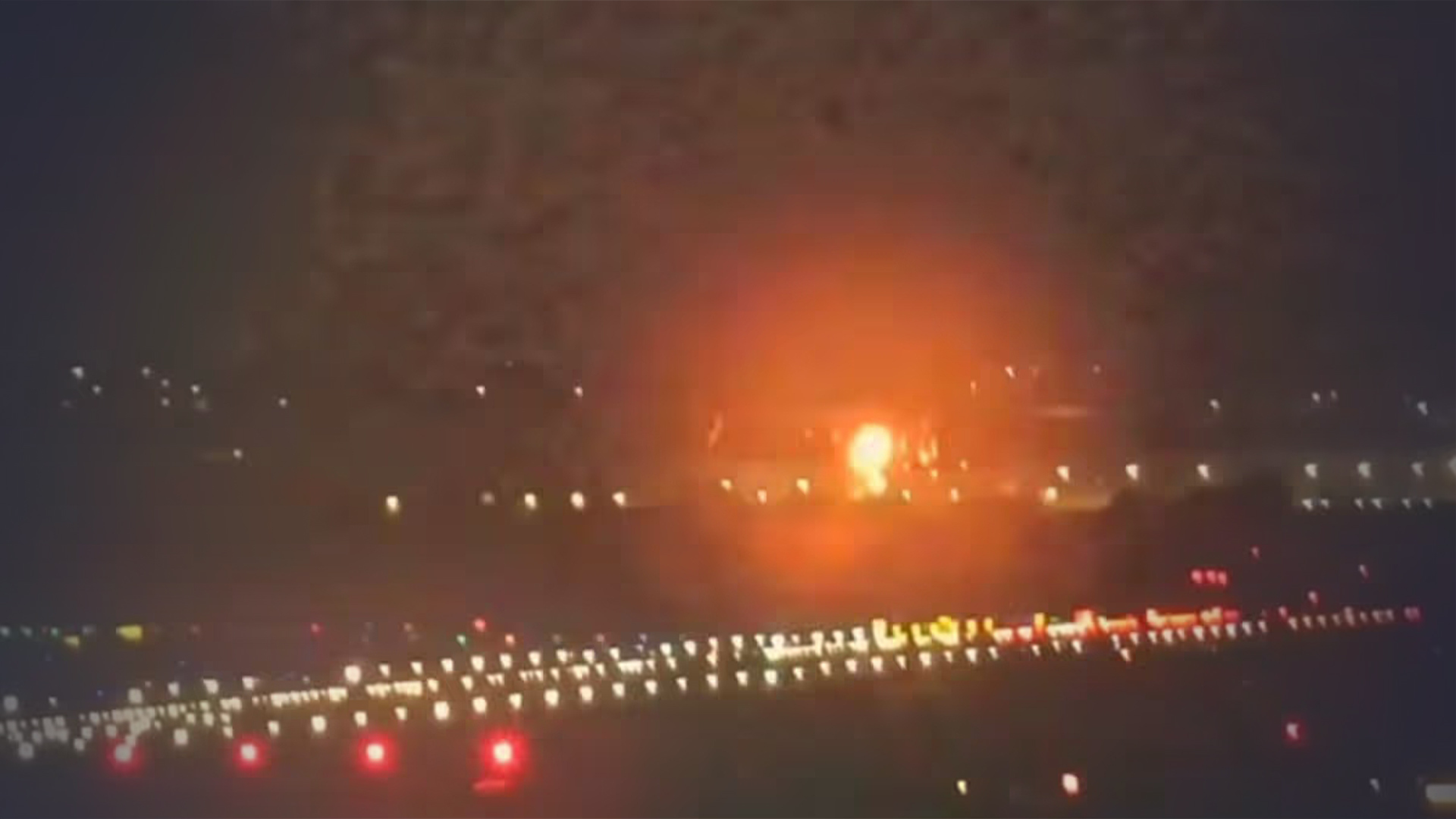 现场视频！巴西圣保罗一空客A330客机起飞后发动机爆炸，部分飞机碎片坠落引发火情