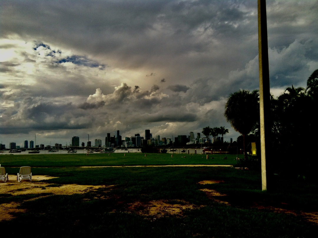 “电子垃圾”iPhone 4,成了打脸AI审美的回旋镖