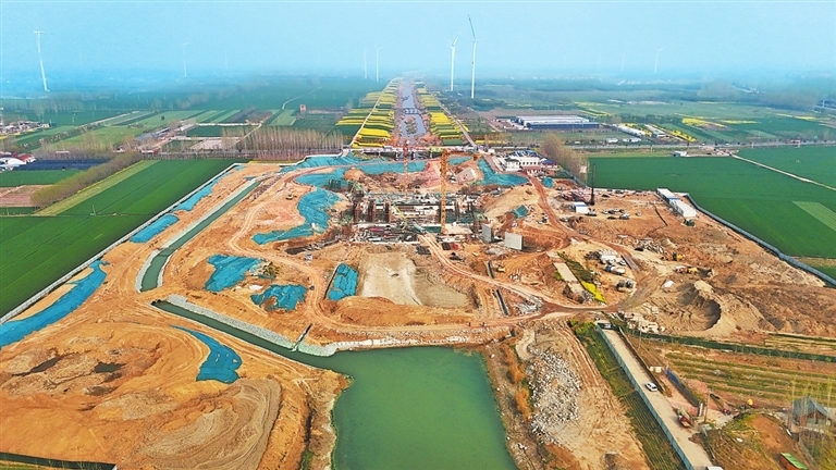 3月31日,赵口引黄灌区现代化改造工程代岗闸重建项目正加速推进。 宁志超 摄