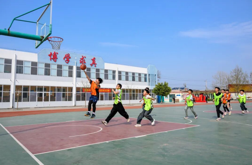 宁晋县朝阳街小学与刘路中心小学举办篮球友谊赛