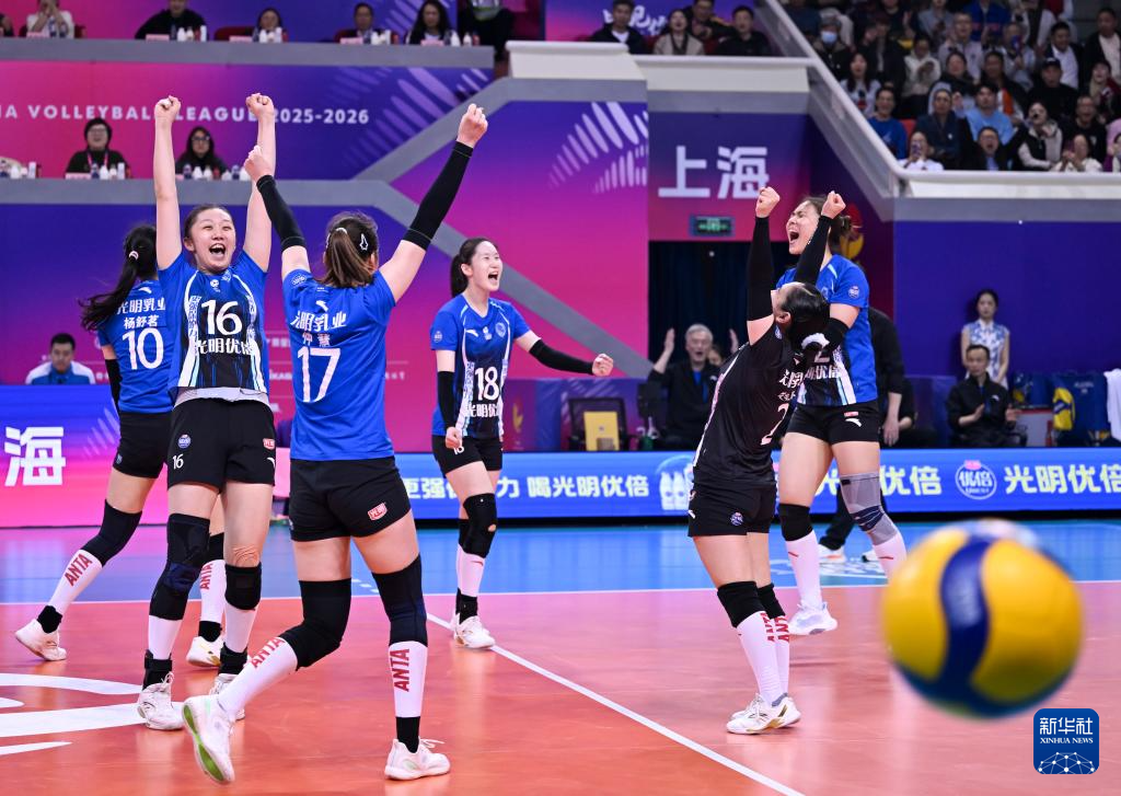 3月31日，上海光明优倍队球员庆祝比赛胜利。