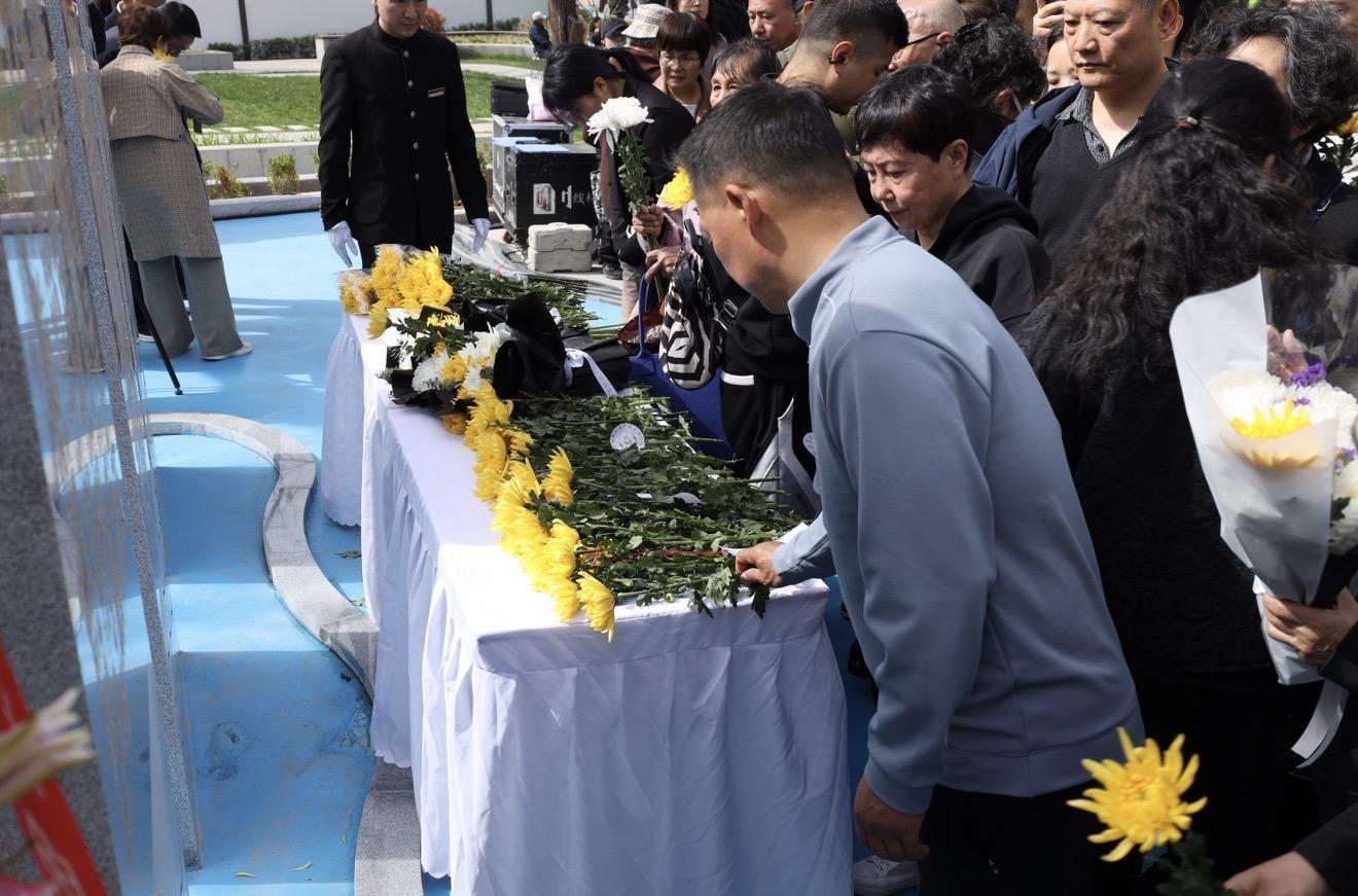 参与者依次敬献鲜花