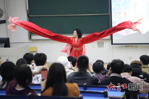 陈俐在课堂上演绎水袖技能
