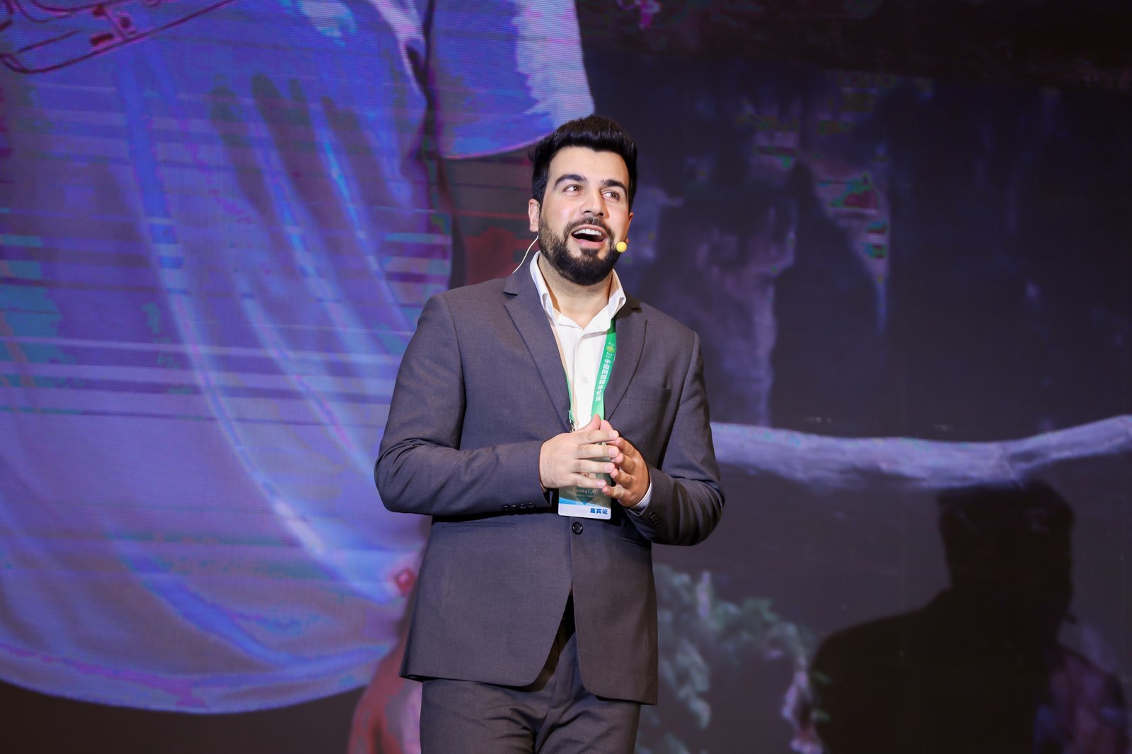 图为印度籍旅行博主、同济大学博士研究生阿里。