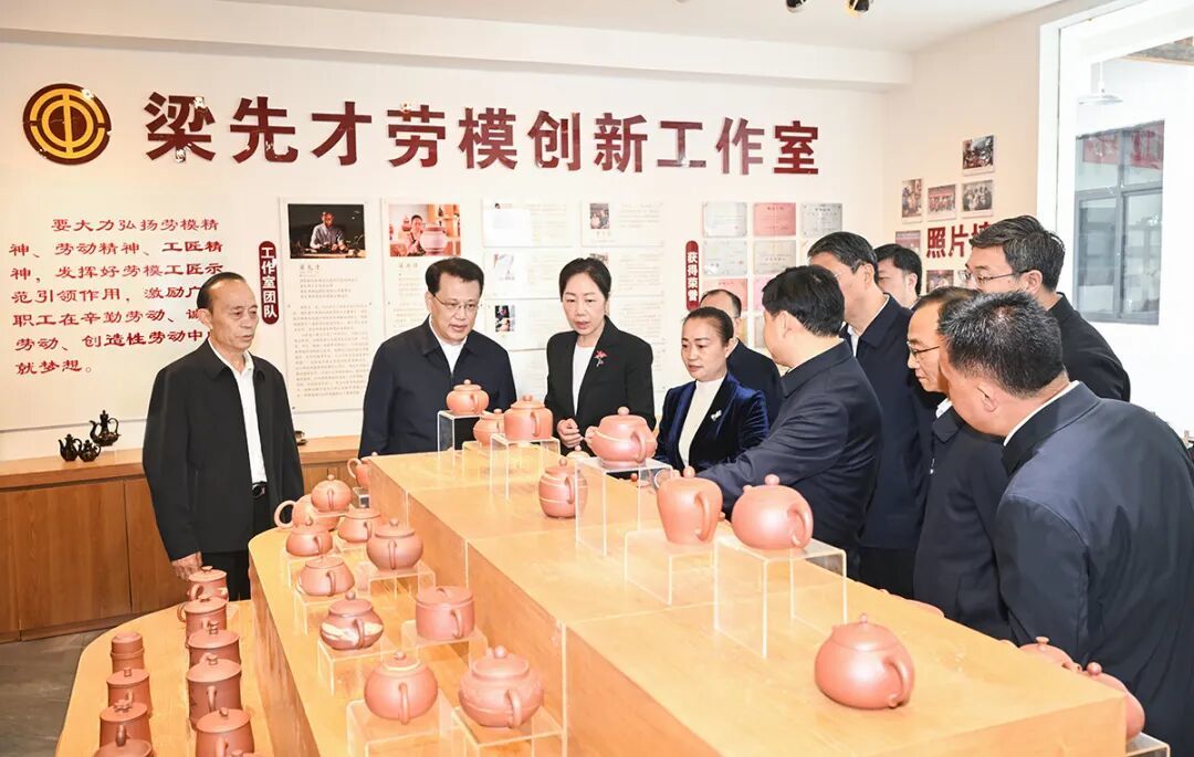 4月2日,在荣昌安陶小镇,市委书记袁家军考察制陶产业发展情况。记者 苏思 摄/视觉重庆
