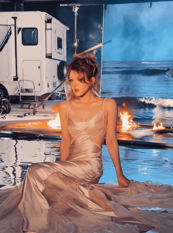 赵露思妩媚迷人，气质在线。