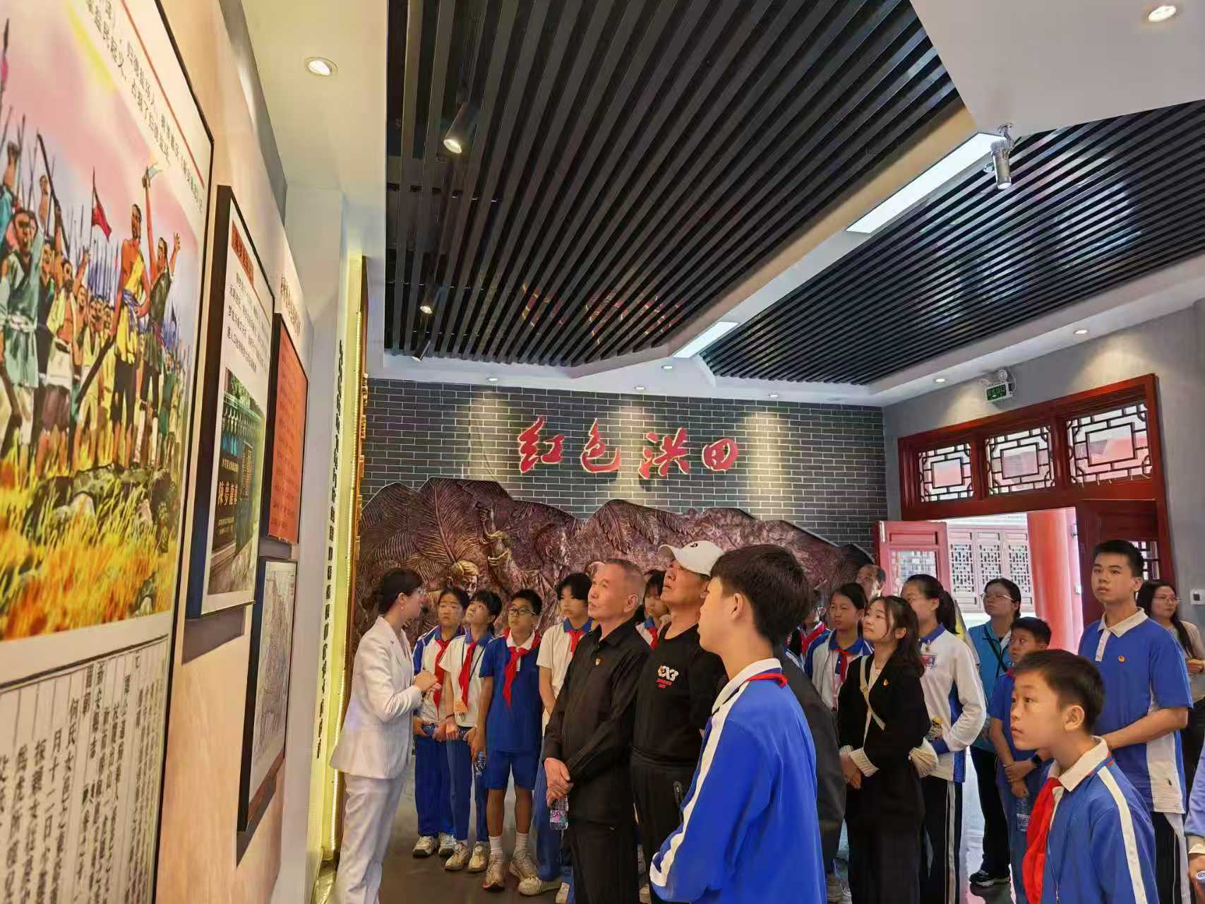 党旗引领队旗红 固兴社区开展“清明祭奠慰忠魂”主题教育活动