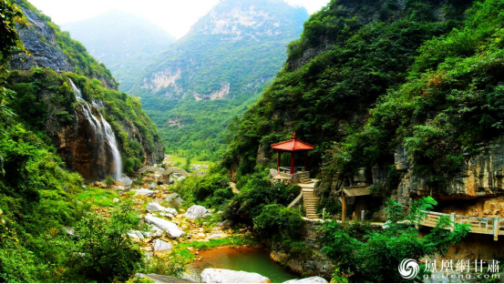 西狭颂景区青山对峙，清流奔湍。成县文化和旅游局供图