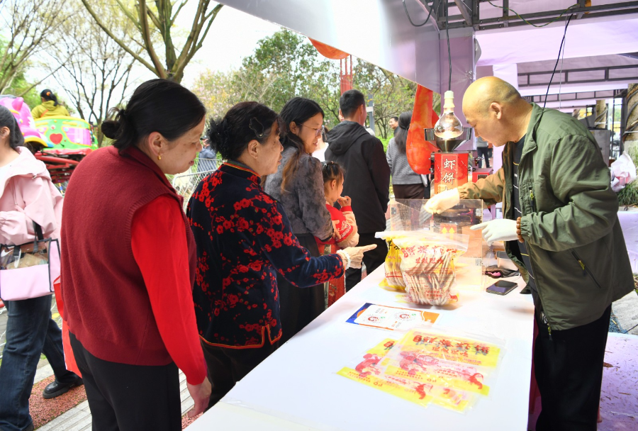现场美食展区吸引众多游客。