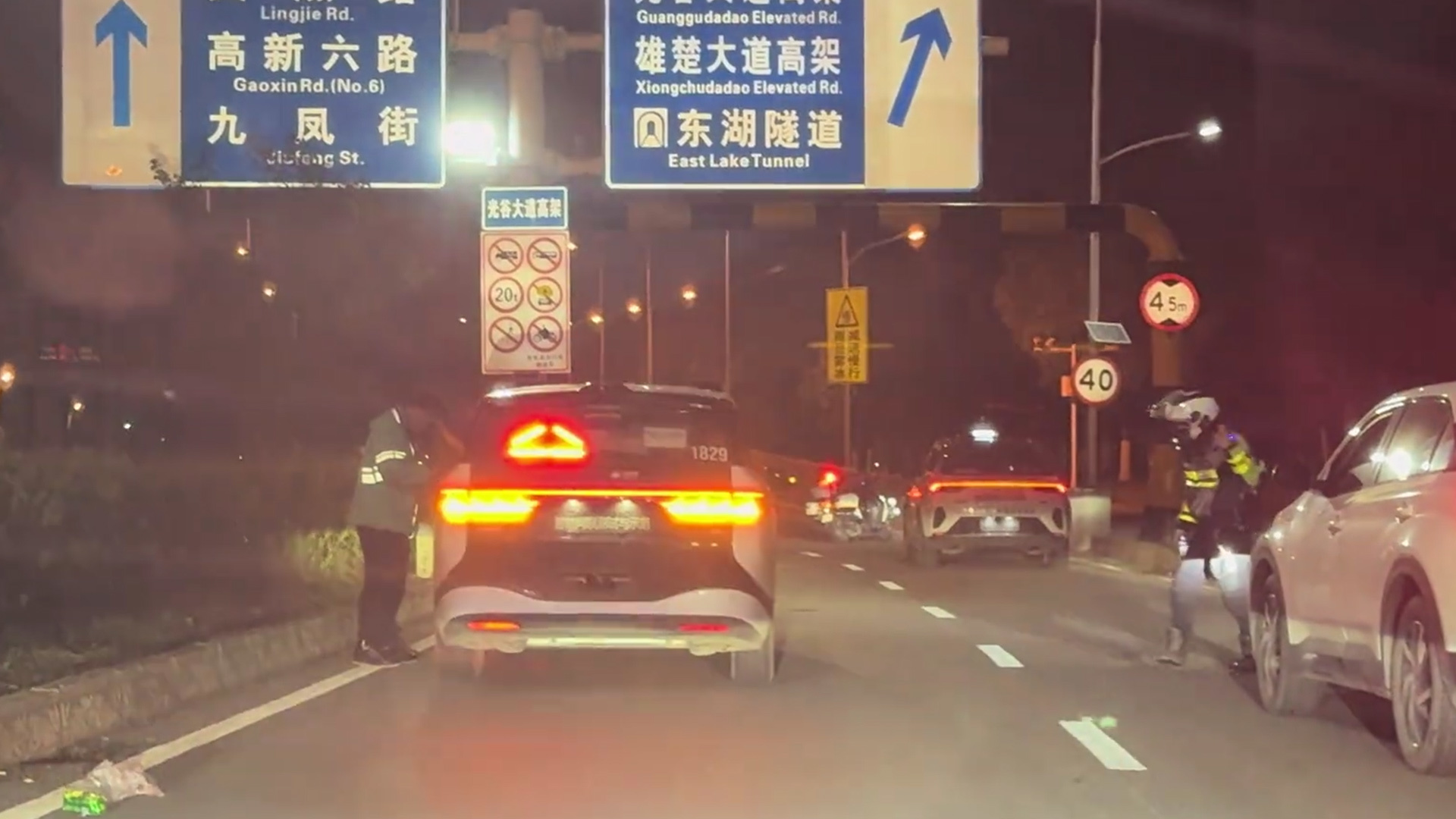 “差点要了命！”武汉萝卜快跑集体“瘫痪”，多名乘客称被困在高架上或主干道上，交警通报