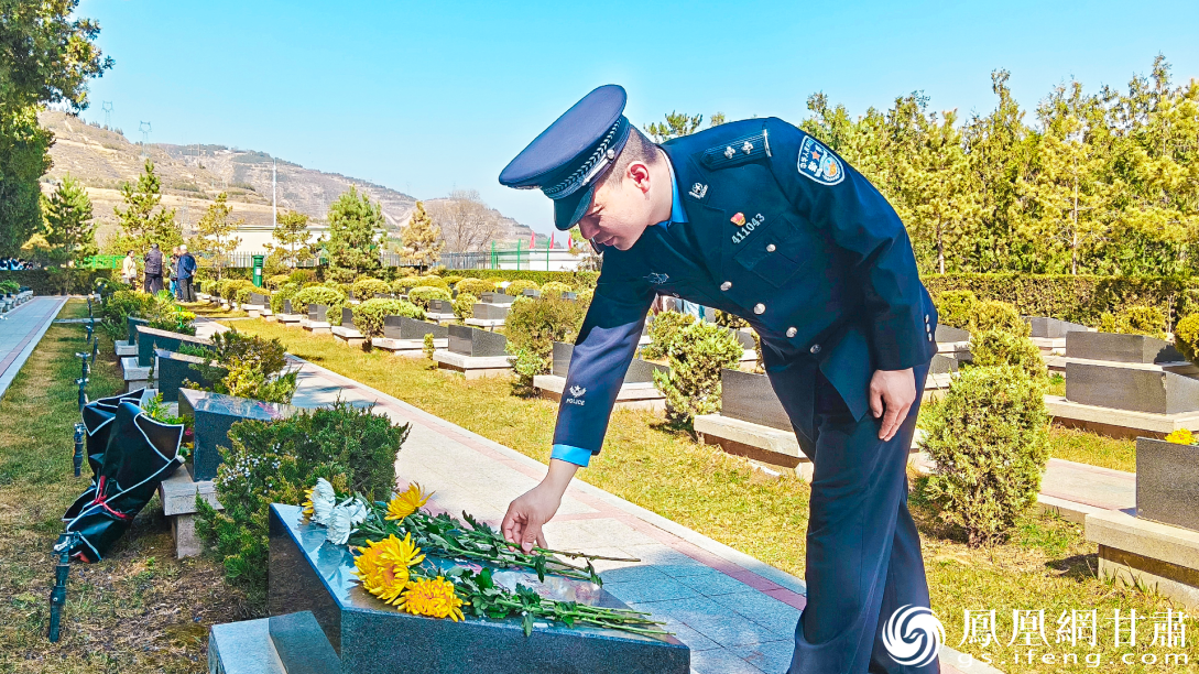 兰州边检站民警向革命英烈敬献鲜花