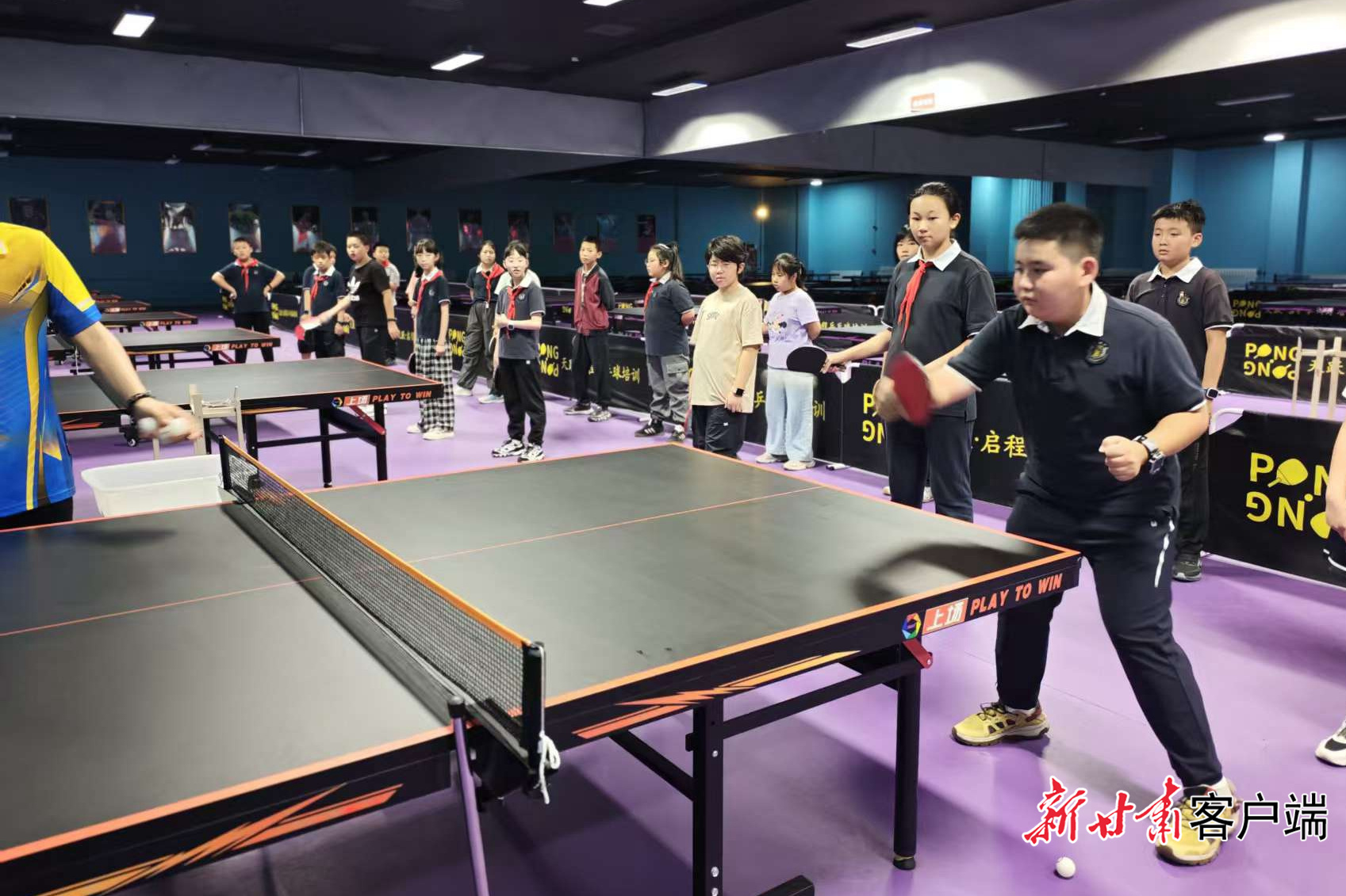 学生前往体育馆学习乒乓球（资料图）