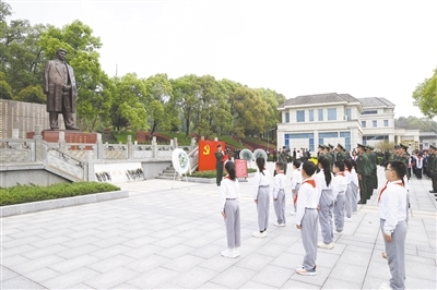 社会各界人士在南昌市方志敏烈士纪念园开展清明祭扫纪念活动