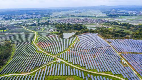 3月27日，宜丰县棠浦镇煤矿社区一处煤矿采空区上，一块块光伏发电板整齐排列，与民居、山峦、稻田交相辉映，勾勒出一幅和美乡村发展新画卷，老旧矿区也焕发出新生机。 近年来，宜丰县坚持绿色发展理念，立足当地资源禀赋，盘活荒山荒坡、废弃矿山、厂房屋顶、水库鱼塘等空间，大力推进光伏发电产业项目，提升土地综合利用效率，助力绿色低碳发展。同时，当地还通过“村集体+企业+农户”等模式，为村集体和农户开辟增收新路径，助推乡村全面振兴。特约通讯员 周亮摄