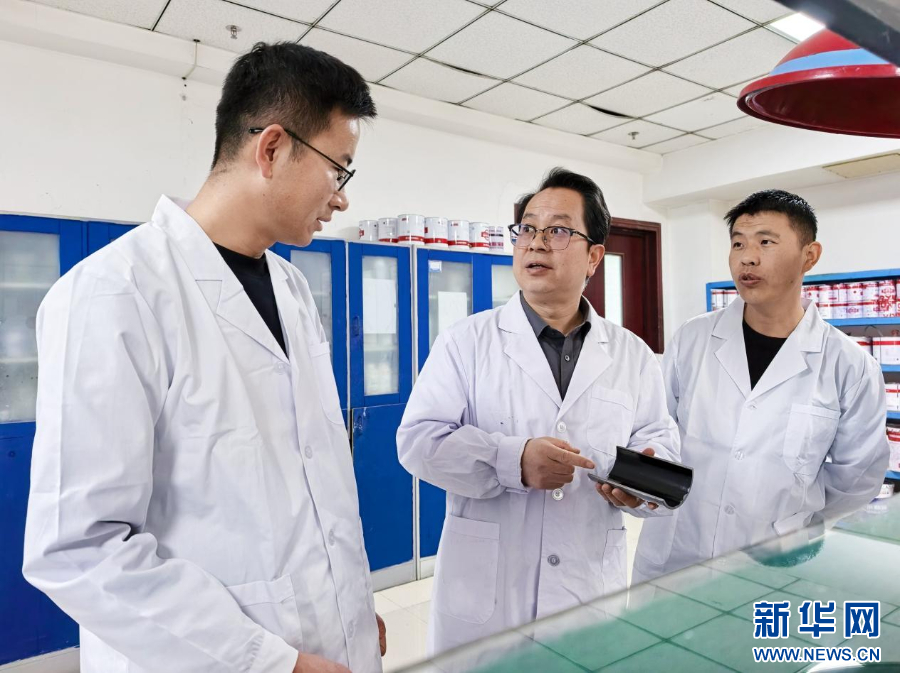 张安杰(中)与企业研发工程师探讨技术问题
