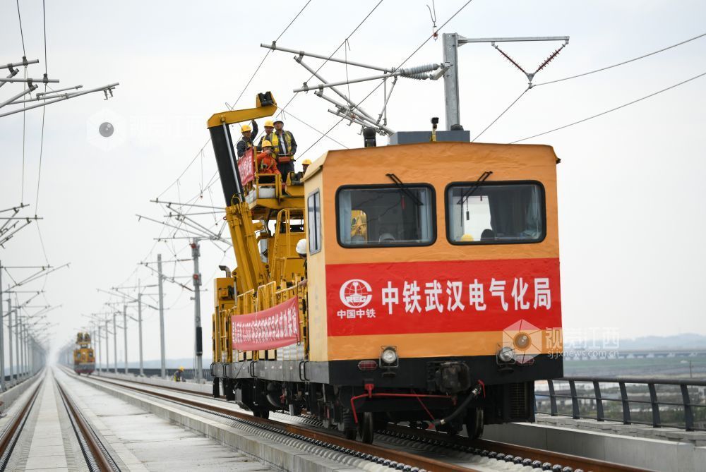 3月28日，中铁武汉电气化局的施工人员和南铁南昌供电段的技术人员正在京港高铁昌九段庐山南站至共青城东站区间架设首条接触网导线。