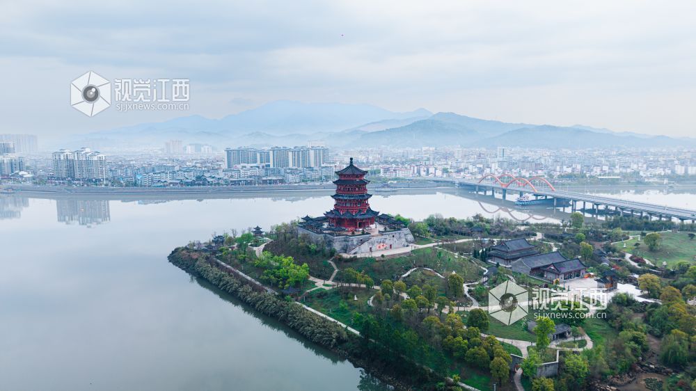 2026年3月30日,江西省吉安市吉水县清晨下完雨后,水面平静得像一面镜子,岸边的建筑倒映在水中与空中的云雾形成一幅江南画卷。