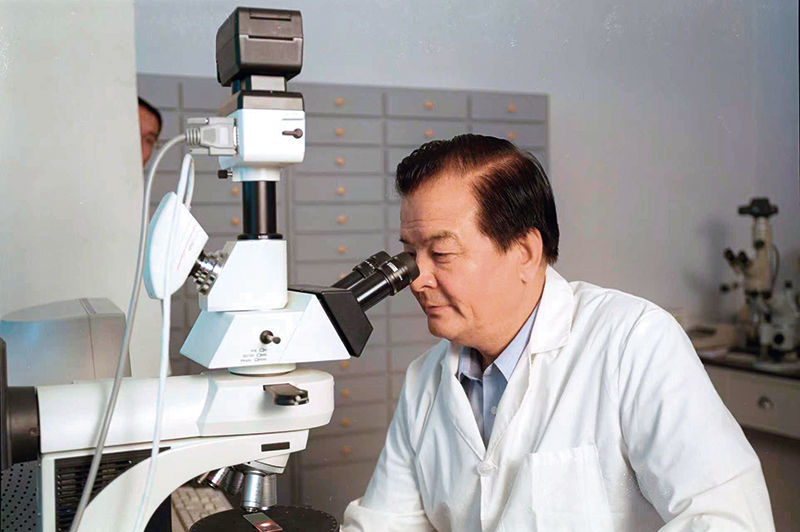李最雄在做实验（资料照片）　敦煌研究院供图