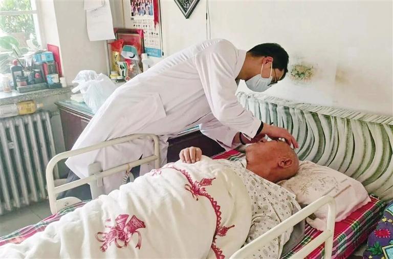 给陈老先生按摩(安宁西路街道社区卫生服务中心供图)