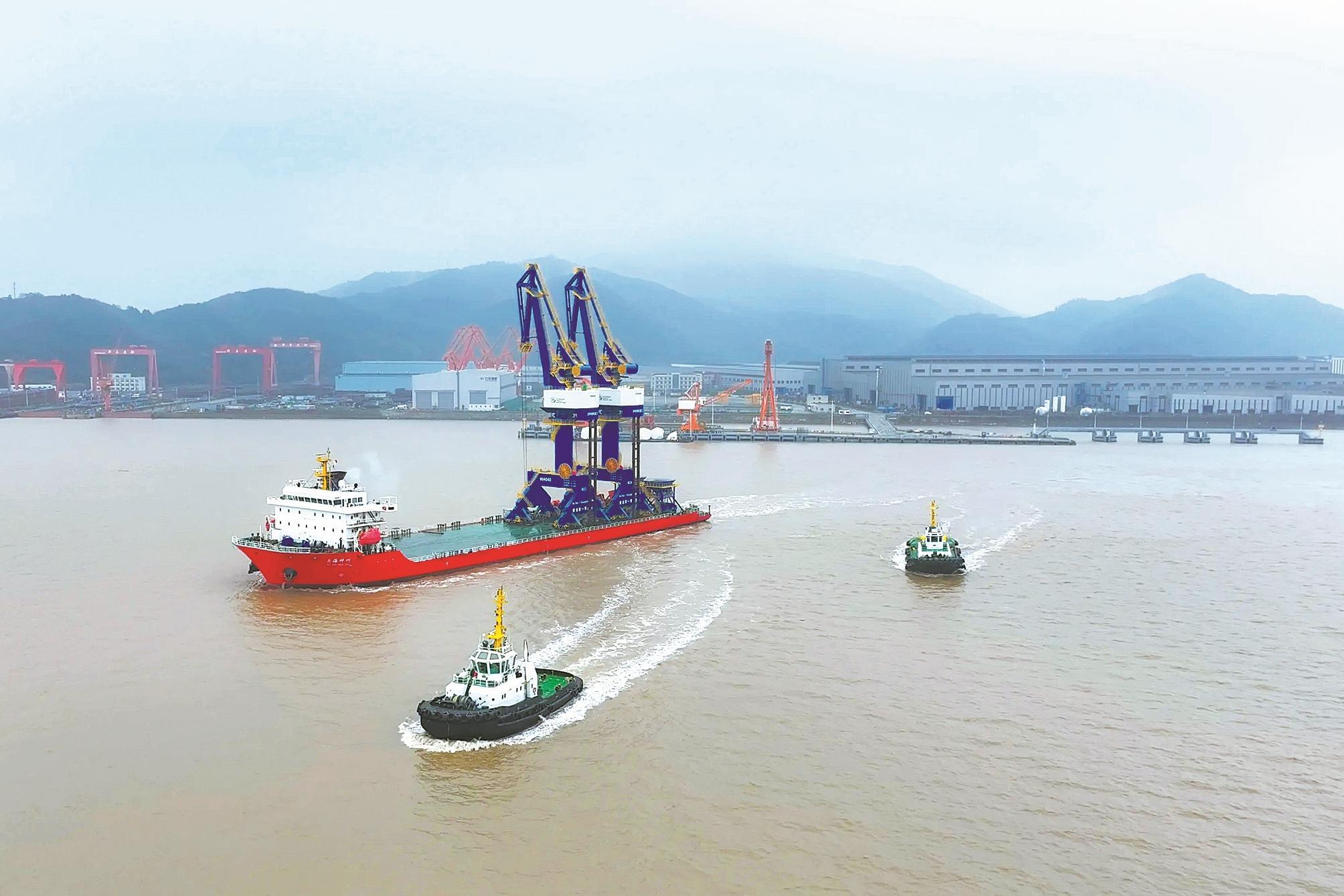 2台600多吨“巨无霸”起重机家门口出海  象山口岸首次实现大型装备直航出口