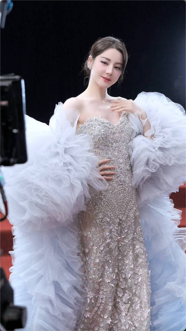 热巴雍容华贵。